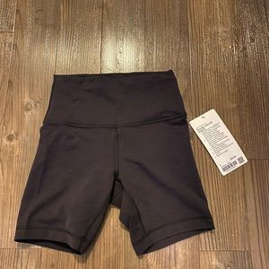 NWT Lululemon Heathered Black 6inch Wunder Train size 4